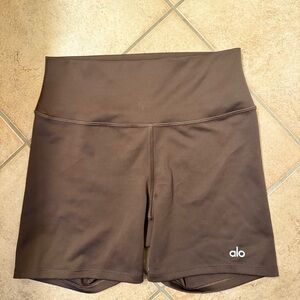 ALO Yoga 5” Airlift Brown Shorts